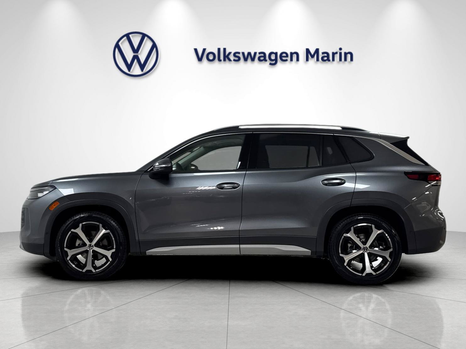 New 2026 Volkswagen Tiguan SE FWD image 2