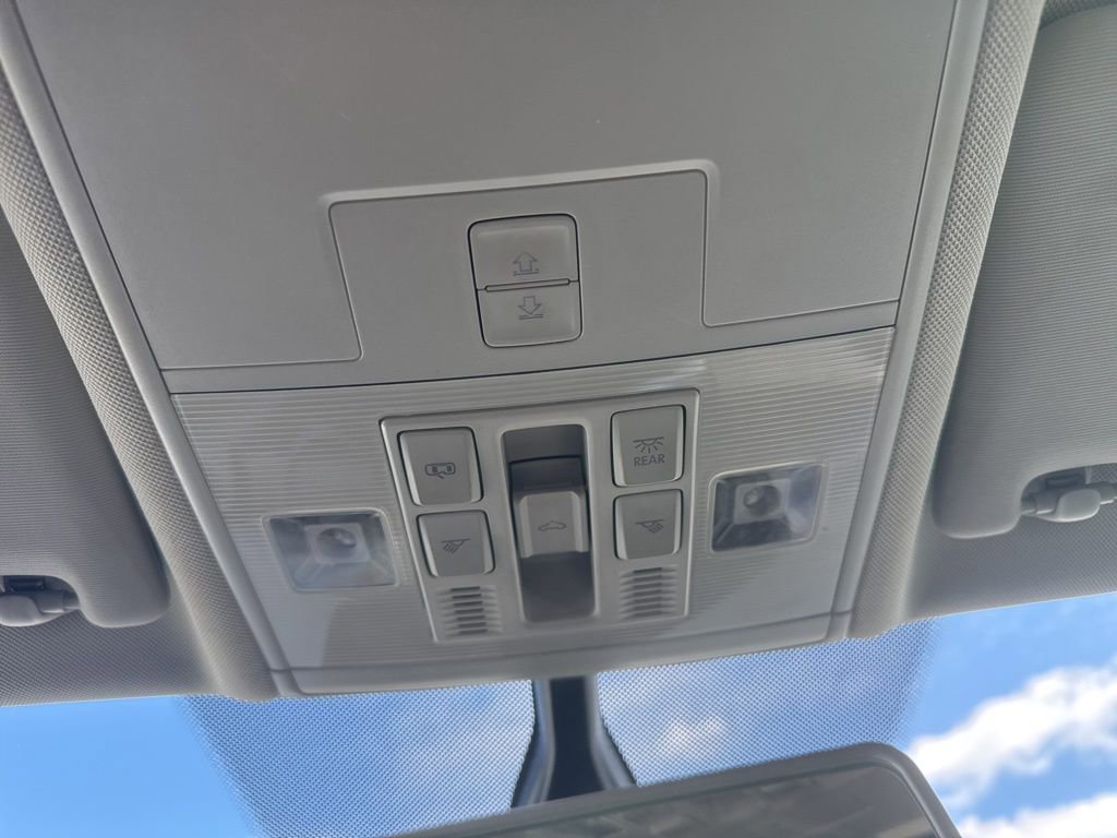 Used 2020 Volkswagen Tiguan SE w/ Panoramic Sunroof Package image 18