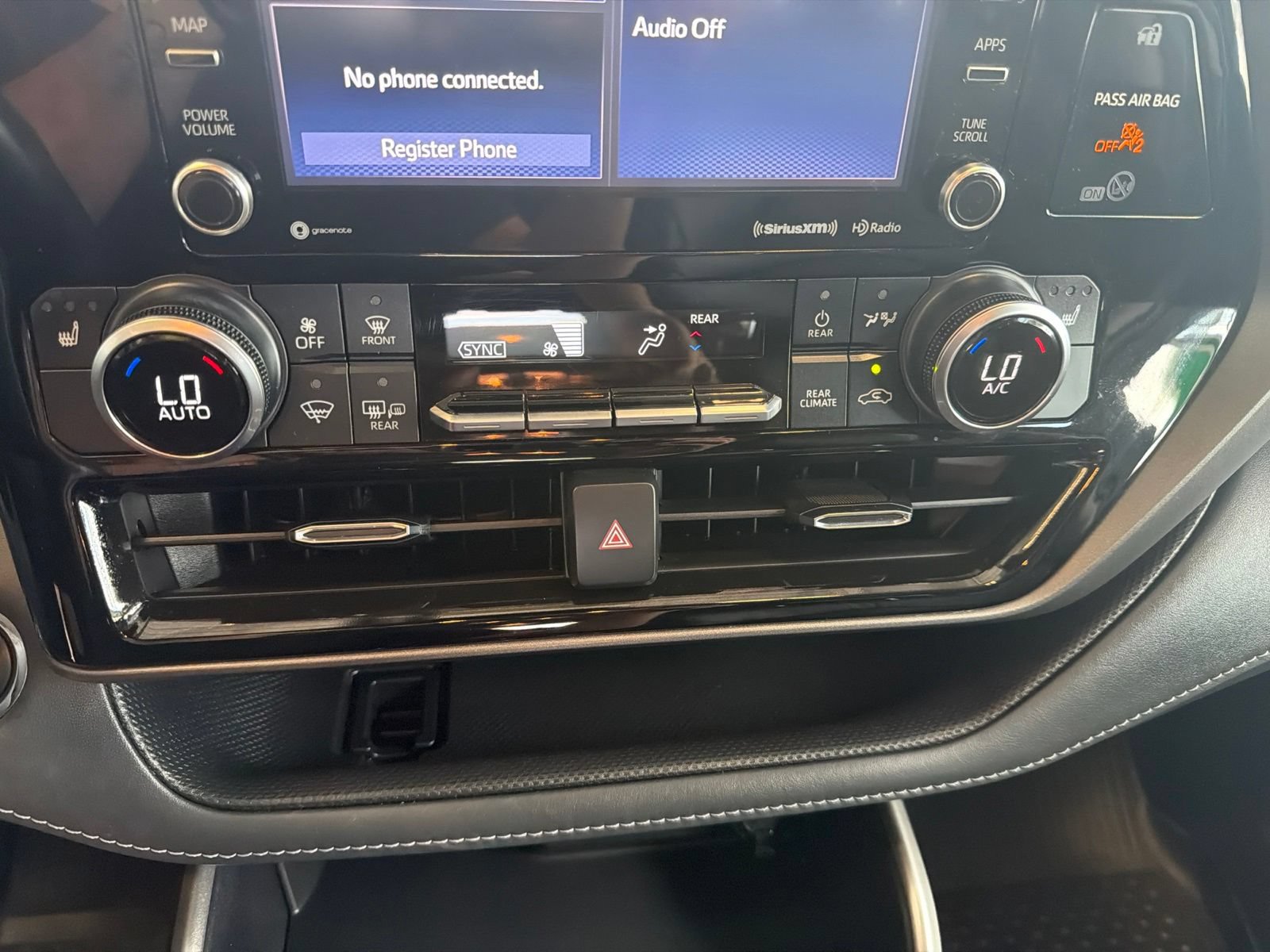 Used 2022 Toyota Highlander XLE AWD/4WD image 29