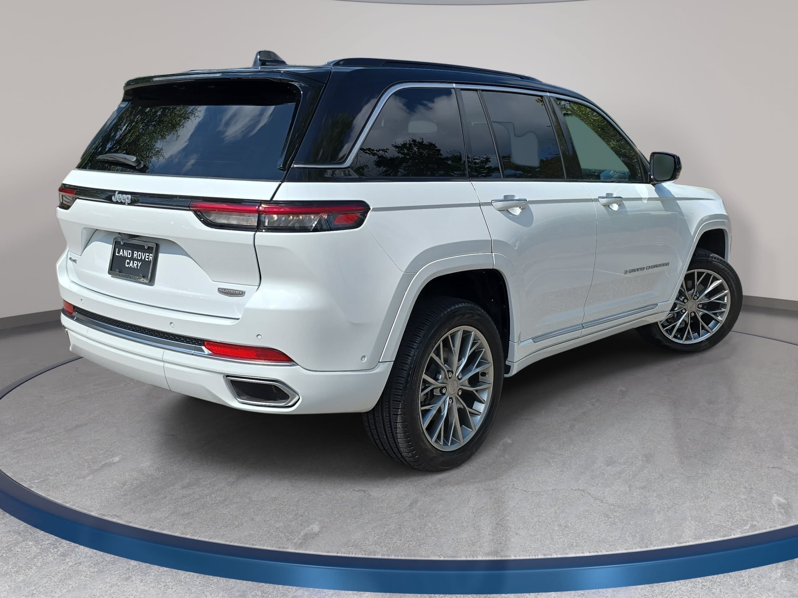 Used 2024 Jeep Grand Cherokee Summit AWD/4WD image 5