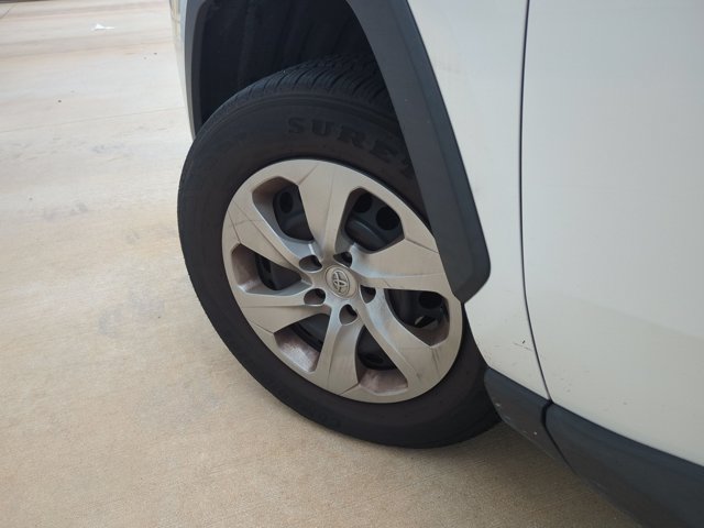 Used 2020 Toyota RAV4 LE FWD image 10
