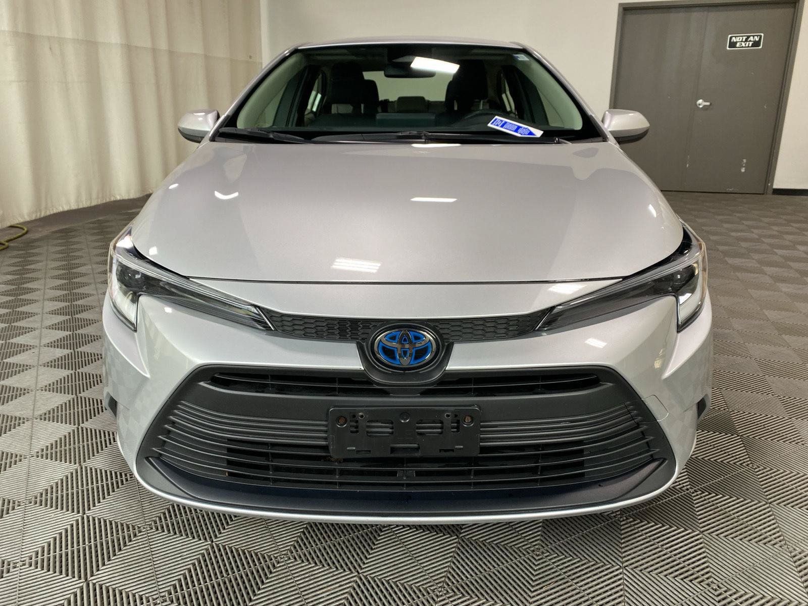 Used 2024 Toyota Corolla LE w/ LE Convenience Package FWD image 2