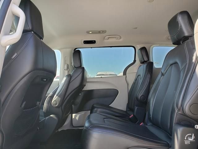 Used 2024 Chrysler Pacifica Touring-L image 14