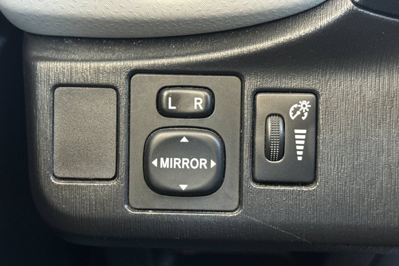 Used 2012 Toyota Yaris LE FWD image 38