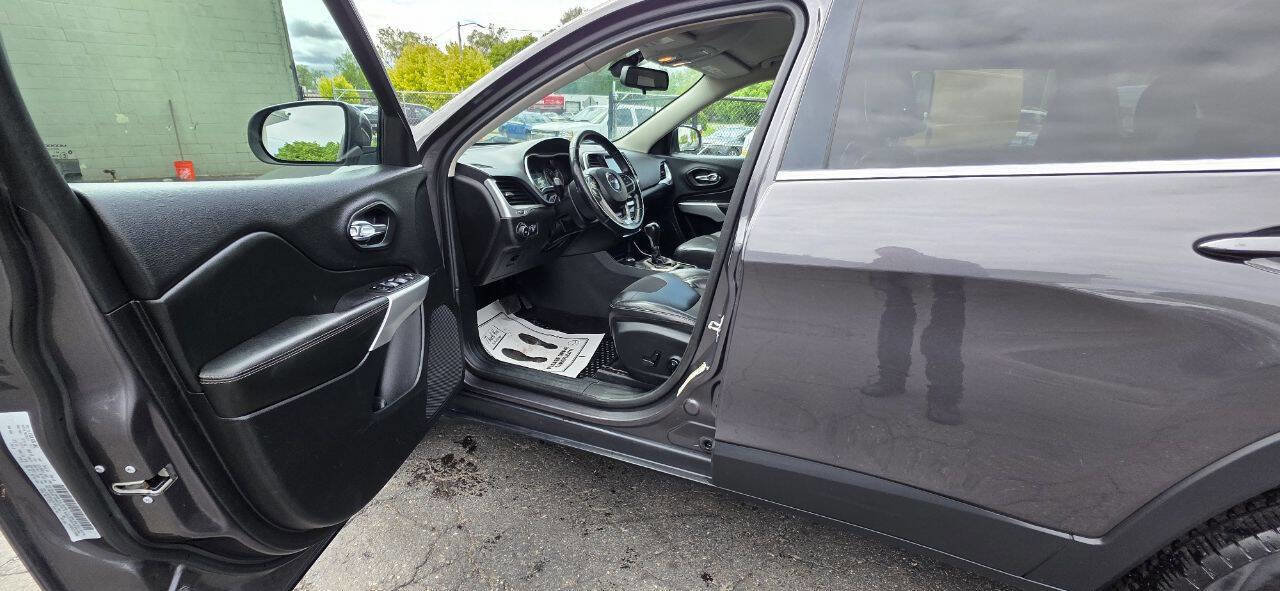 Used 2018 Jeep Cherokee Latitude Plus w/ Cold Weather Group image 7