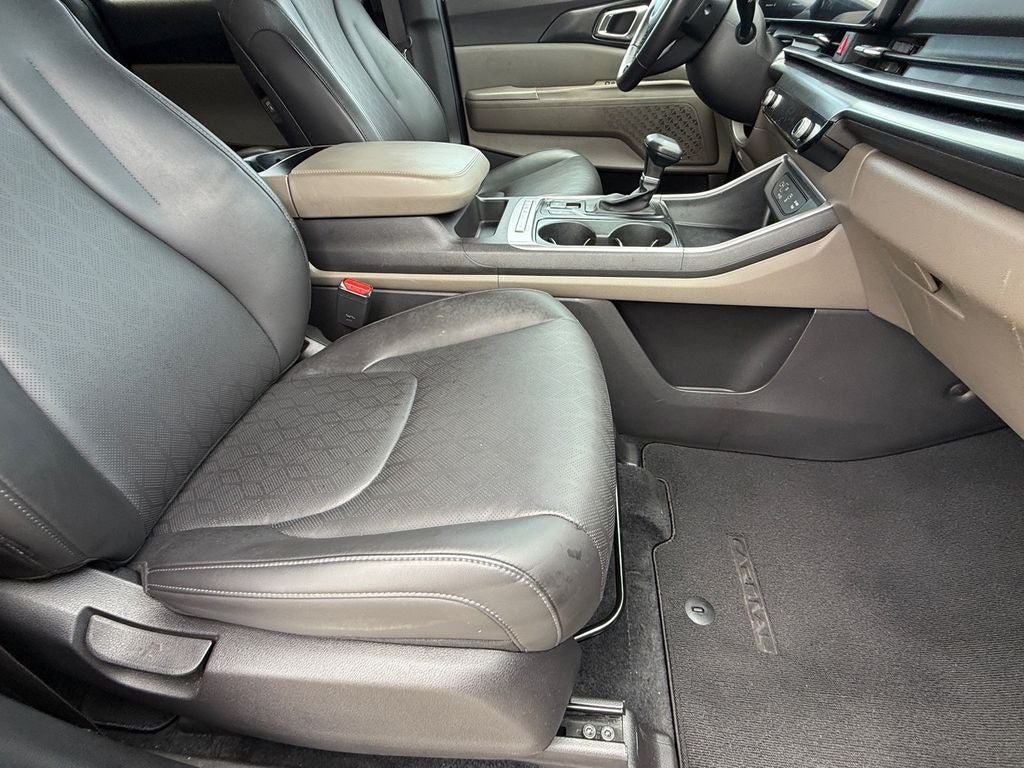 Used 2025 Kia Carnival FWD image 10