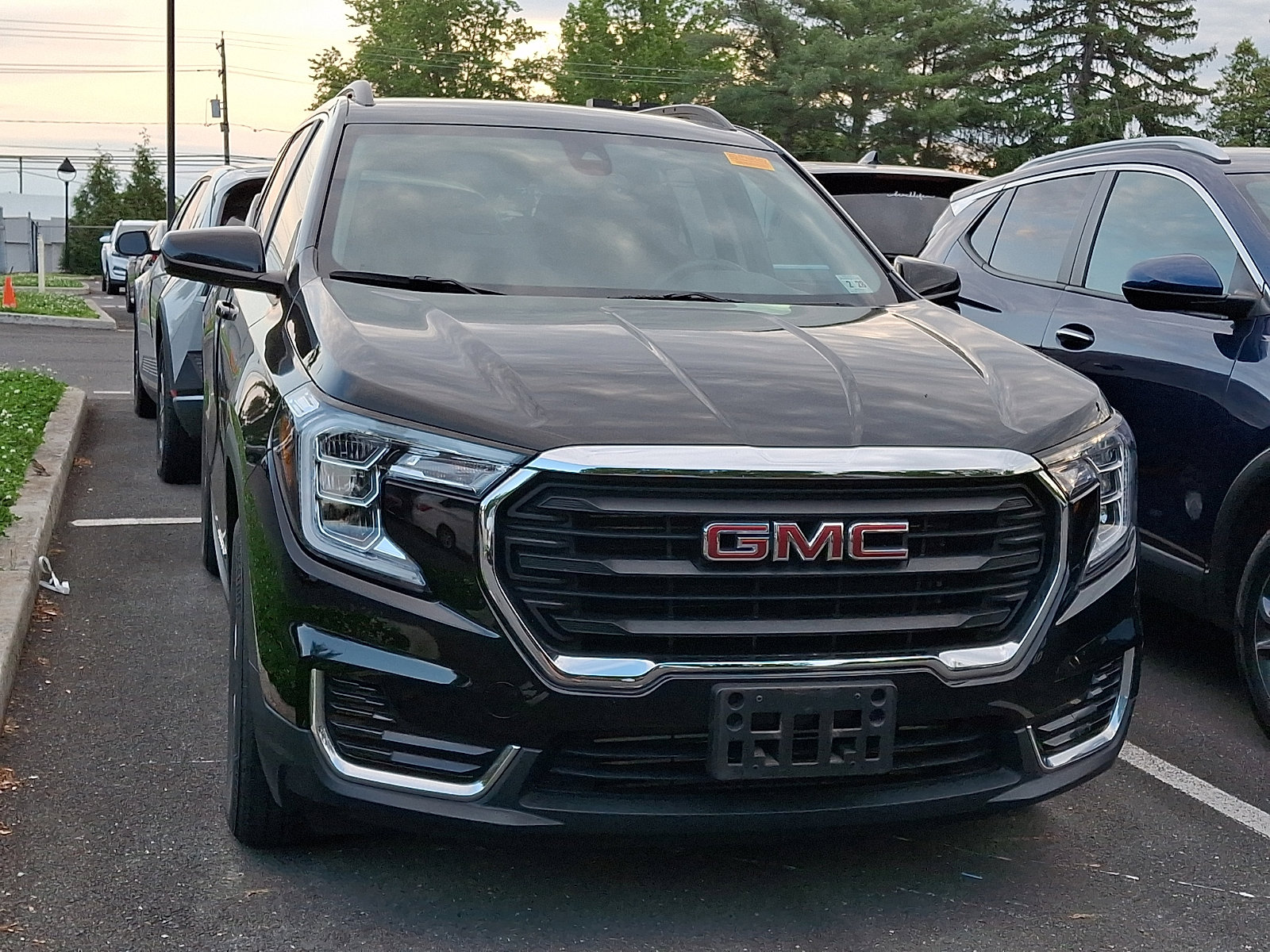 Used 2023 GMC Terrain SLE w/ Driver Convenience Package AWD/4WD image 4