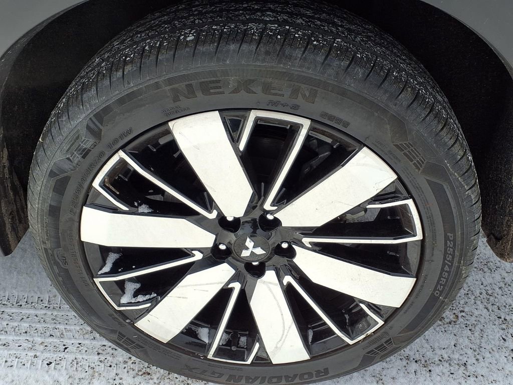 Used 2025 Mitsubishi Outlander SE image 9