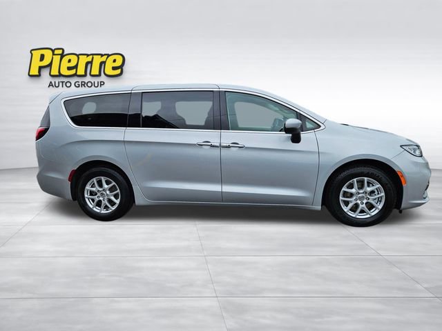 Used 2023 Chrysler Pacifica Touring-L FWD image 6