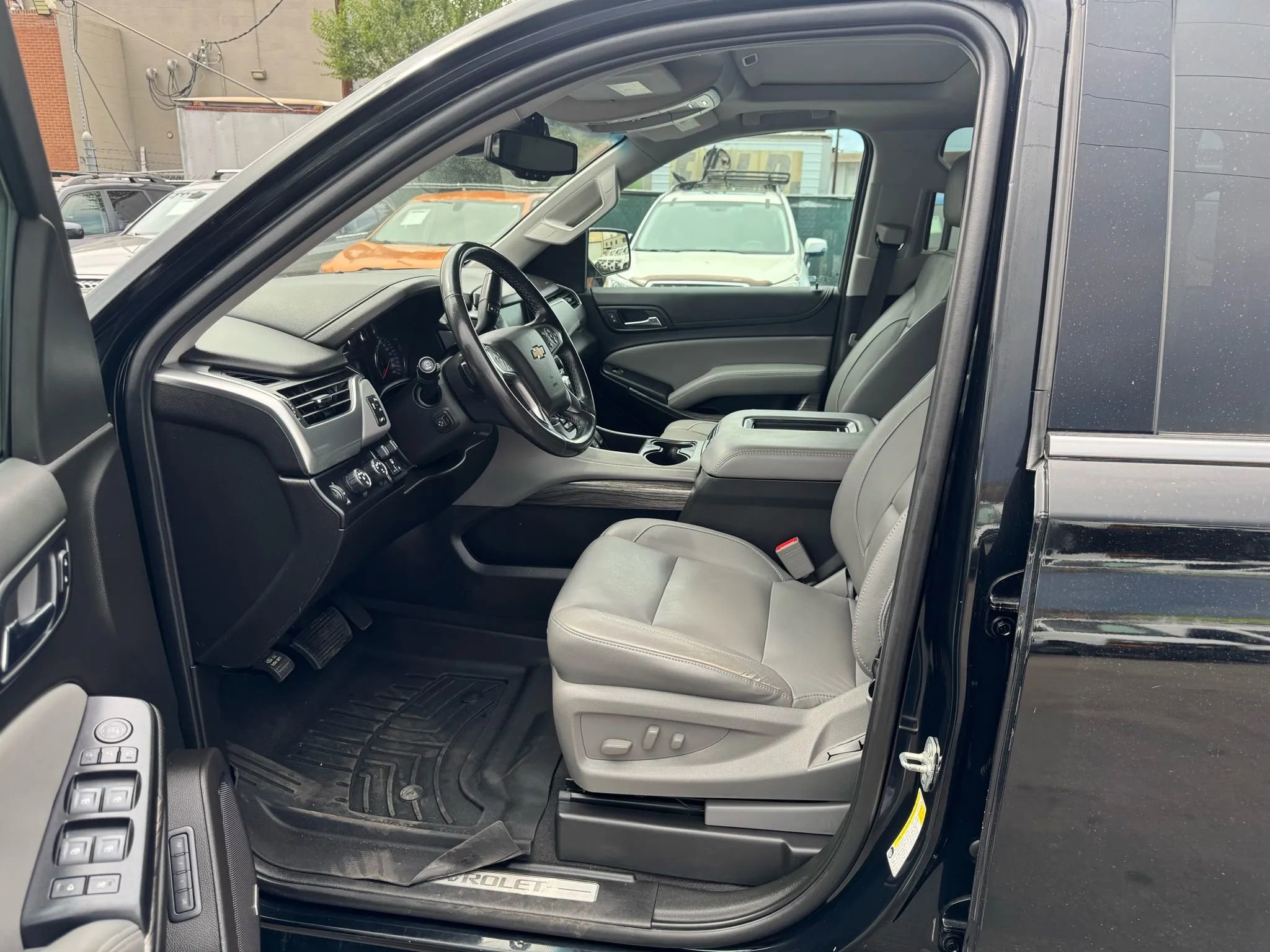 Used 2019 Chevrolet Tahoe LT w/ Luxury Package AWD/4WD image 16