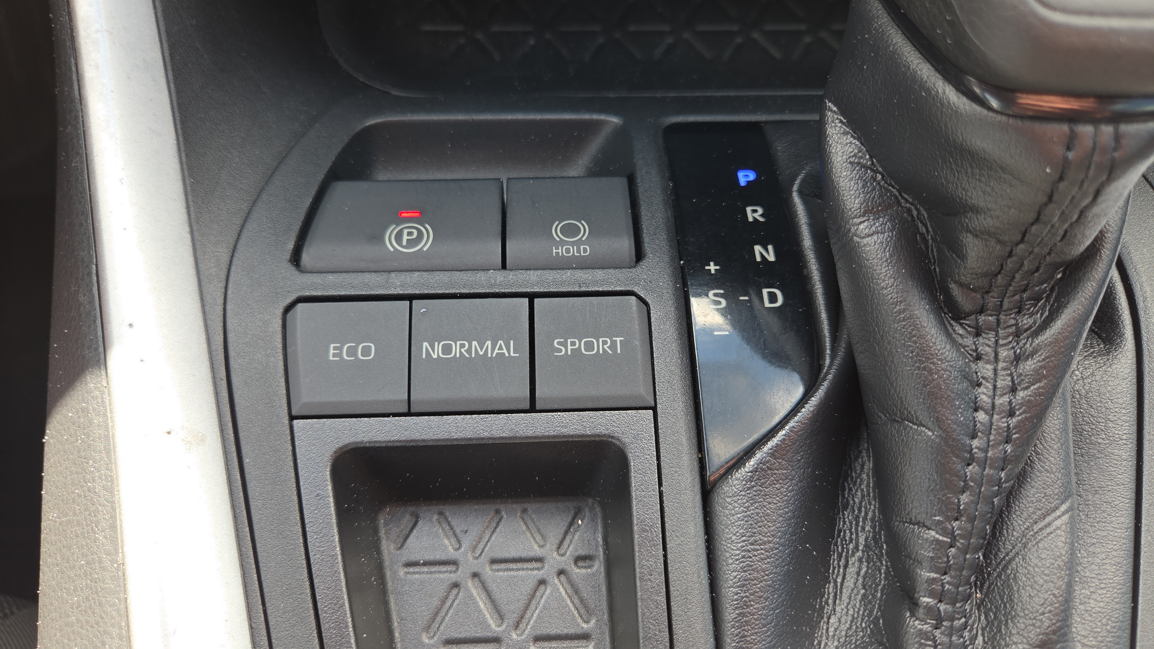Used 2019 Toyota RAV4 LE FWD image 22