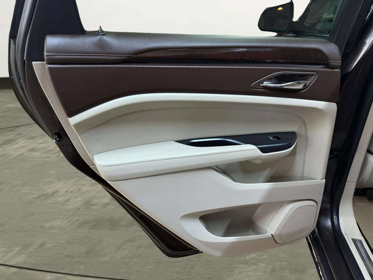 Used 2015 Cadillac SRX Luxury w/ Driver Awareness Package image 23