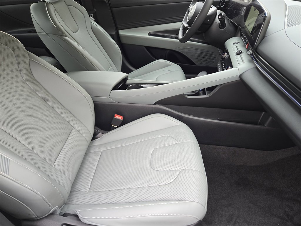 Used 2025 Hyundai Elantra Limited image 11