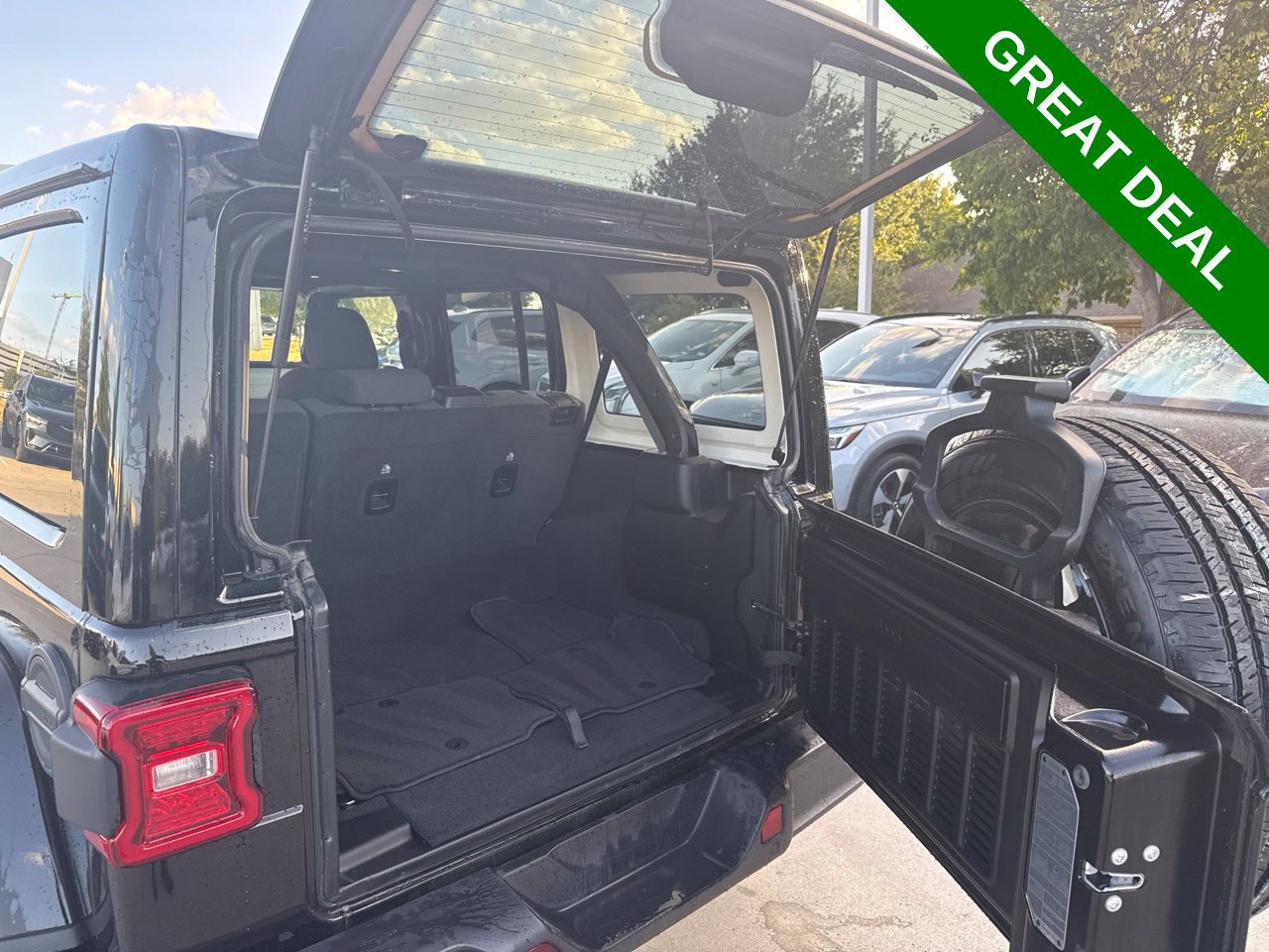Used 2025 Jeep Wrangler Unlimited Sahara w/ Safety Group AWD/4WD image 7