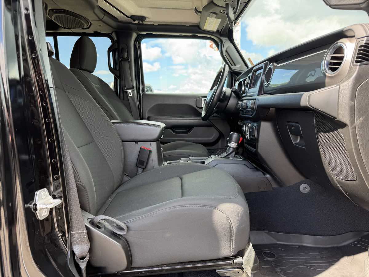 Used 2020 Jeep Wrangler Unlimited Sahara AWD/4WD image 17