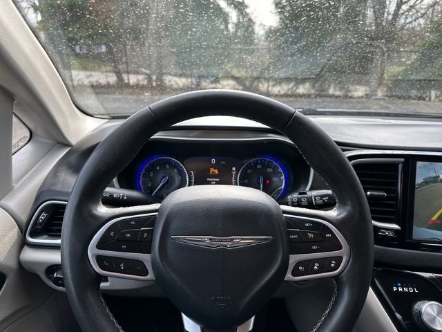 Used 2024 Chrysler Pacifica Touring-L image 35