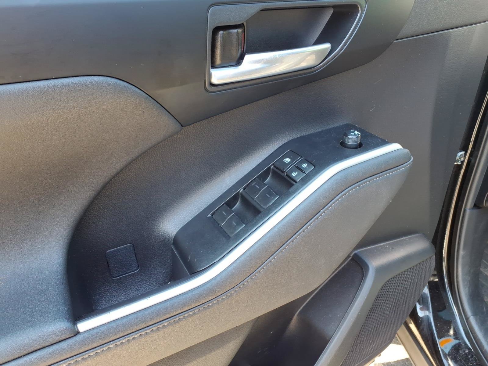 Used 2023 Toyota Highlander XLE AWD/4WD image 9