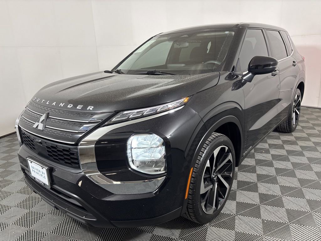 Used 2022 Mitsubishi Outlander ES image 2