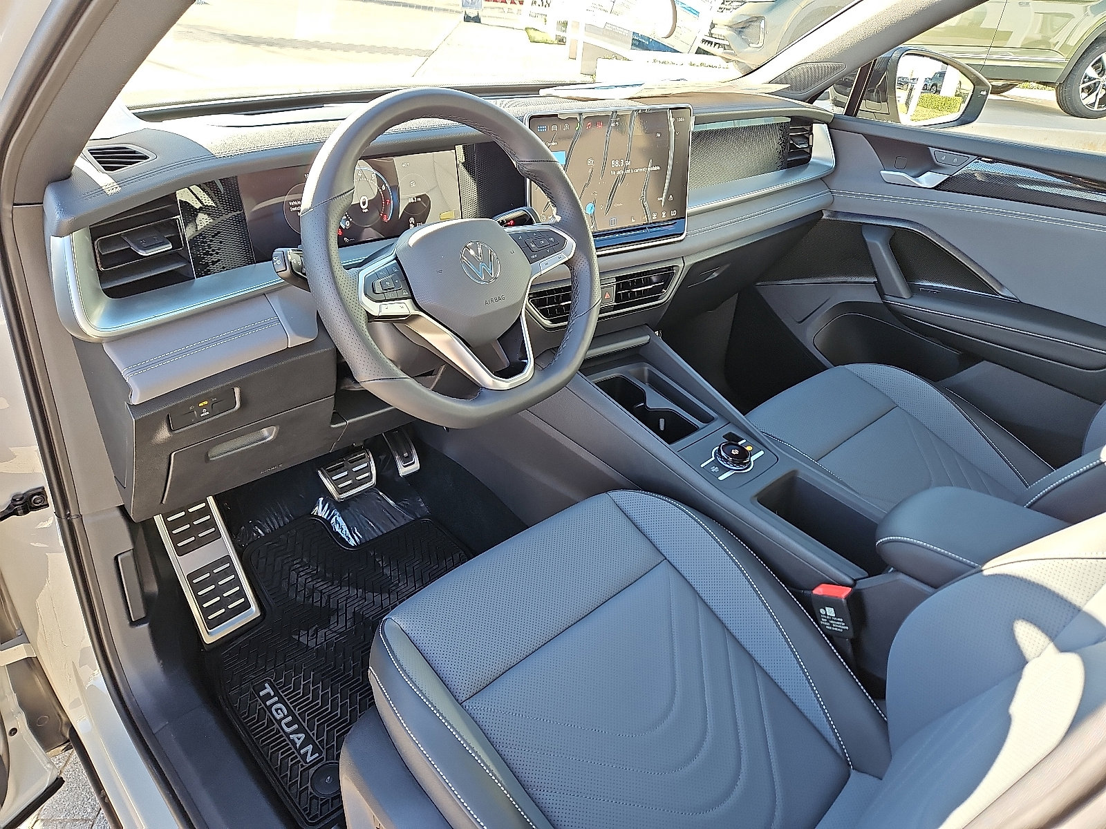 New 2026 Volkswagen Tiguan SE R-Line image 12