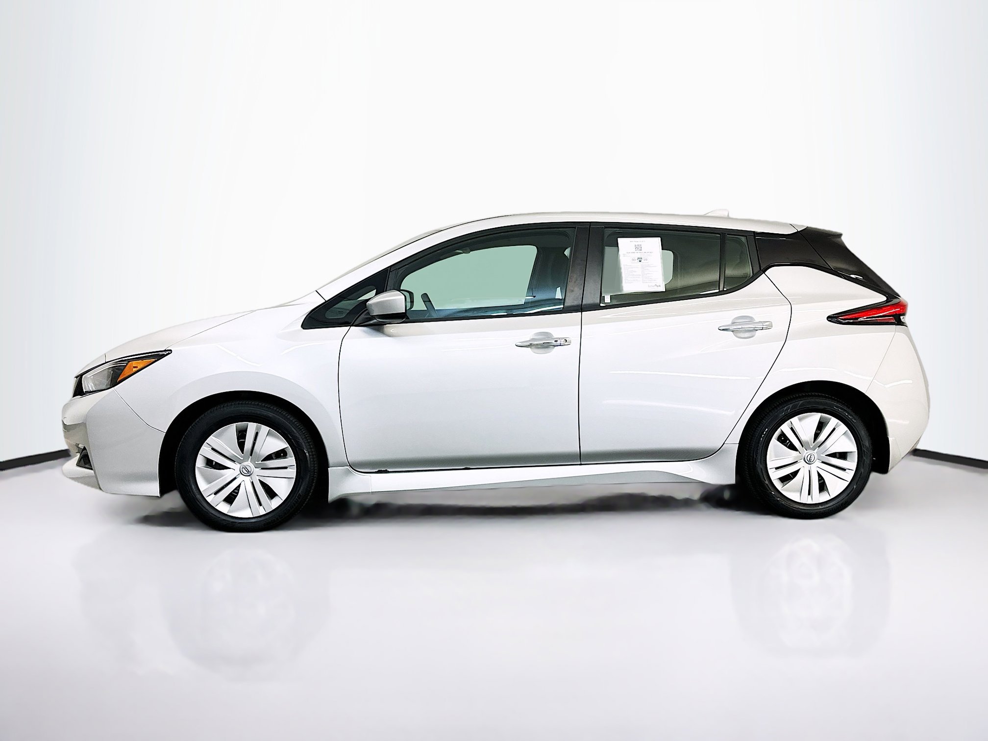 Used 2023 Nissan Leaf S image 4