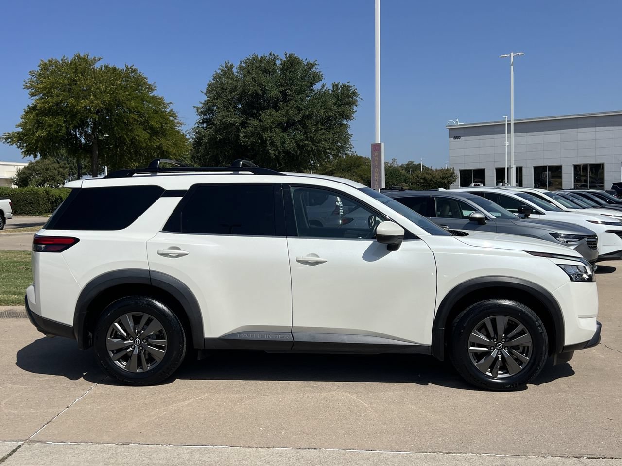 Used 2022 Nissan Pathfinder SV FWD image 3