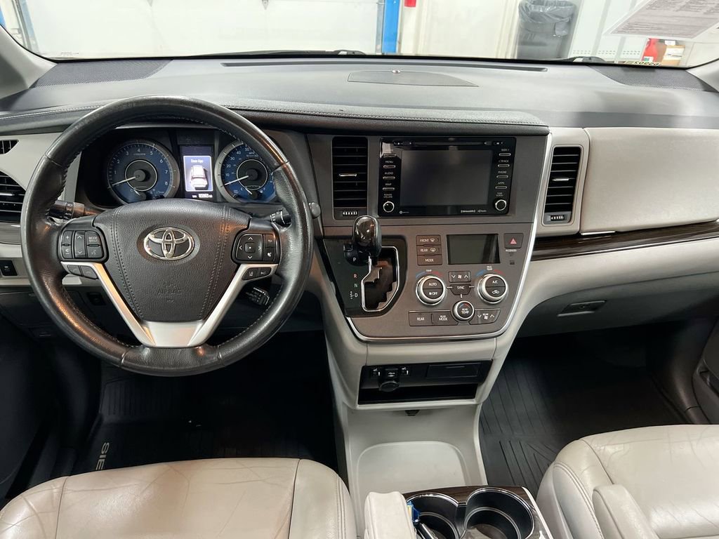 Used 2019 Toyota Sienna XLE image 10