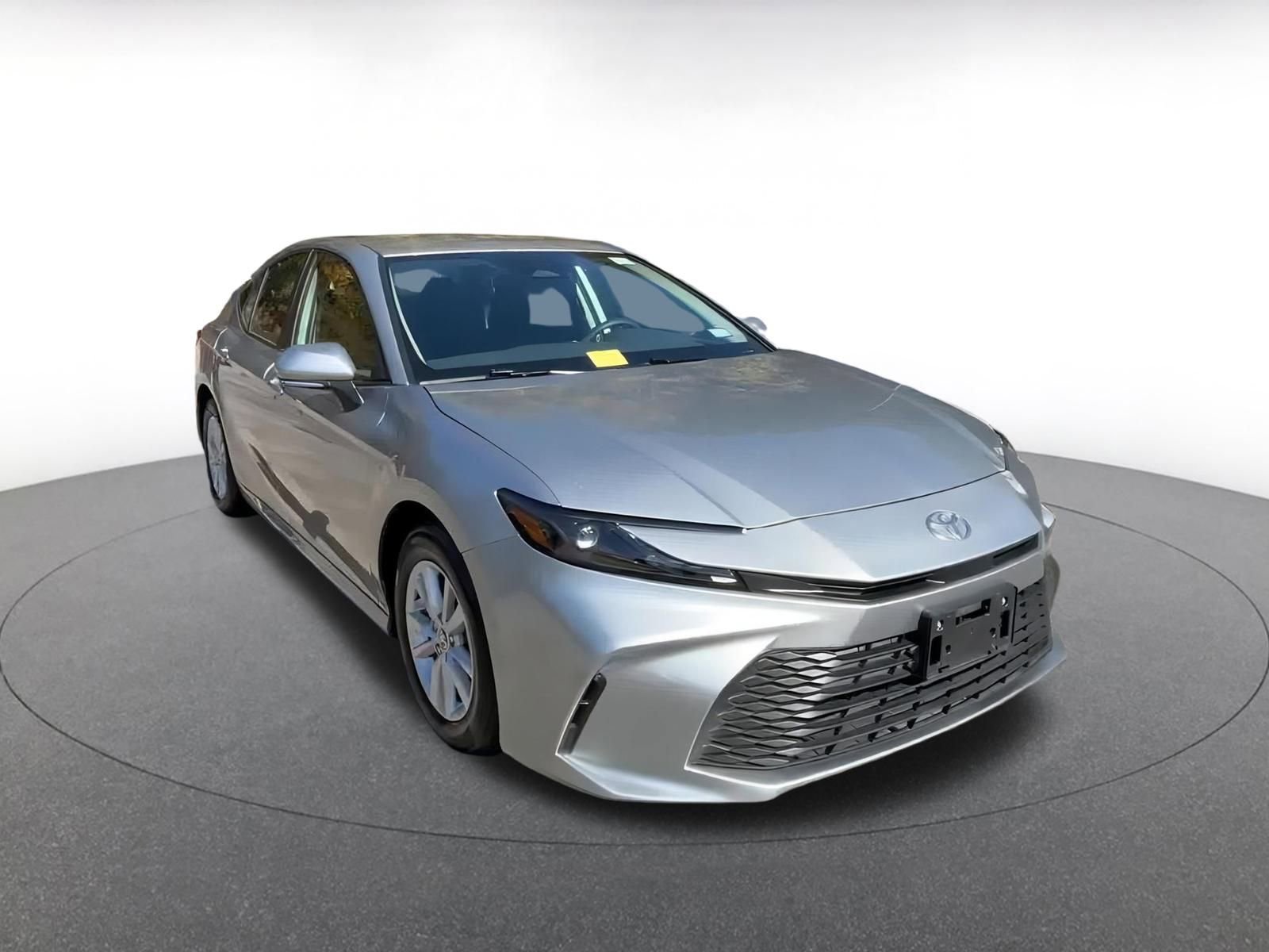 Used 2025 Toyota Camry LE image 3