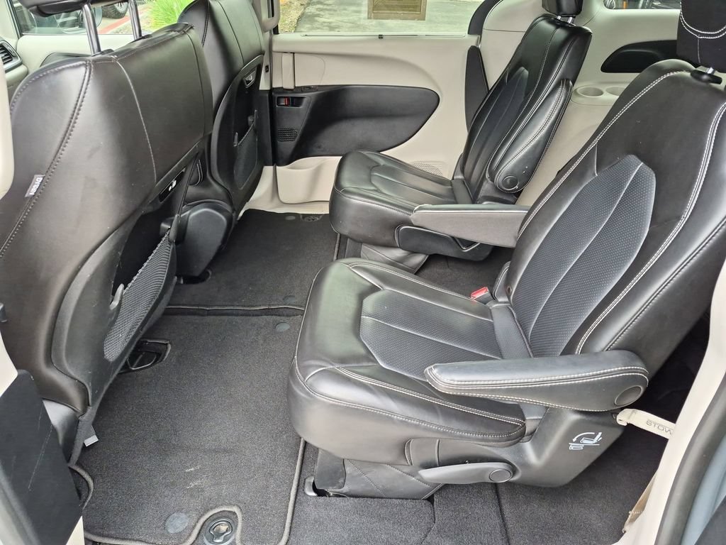 Used 2023 Chrysler Pacifica Touring-L FWD image 14