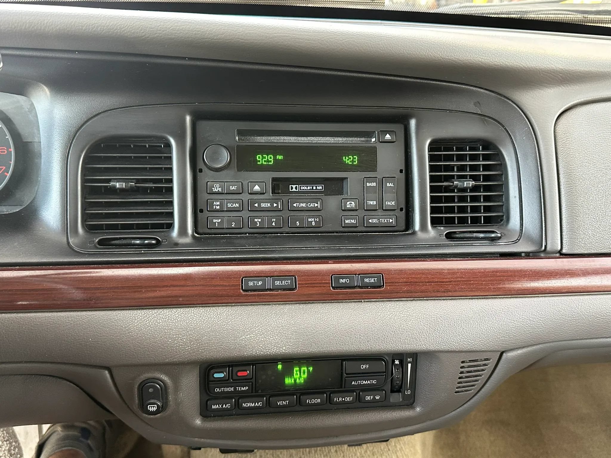 Used 2011 Ford Crown Victoria LX w/ Comfort Appearance Pkg RWD image 14
