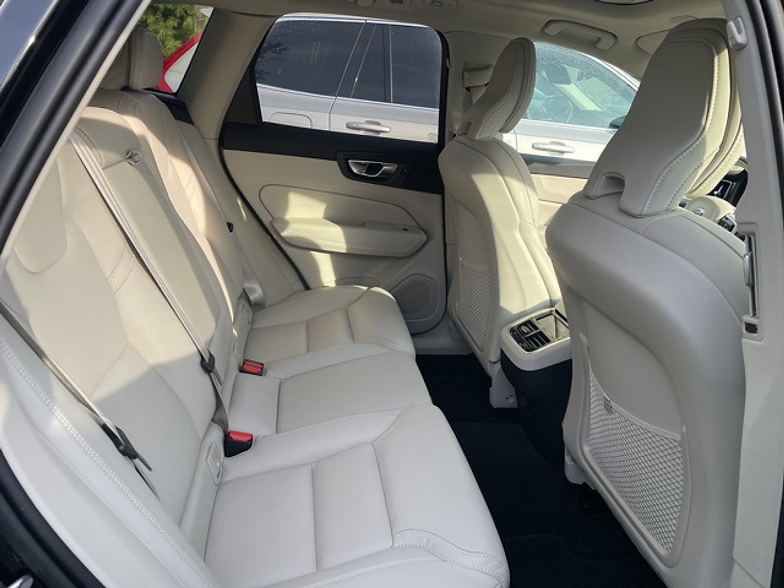 Used 2023 Volvo XC60 B5 Ultimate w/ Climate Package image 10