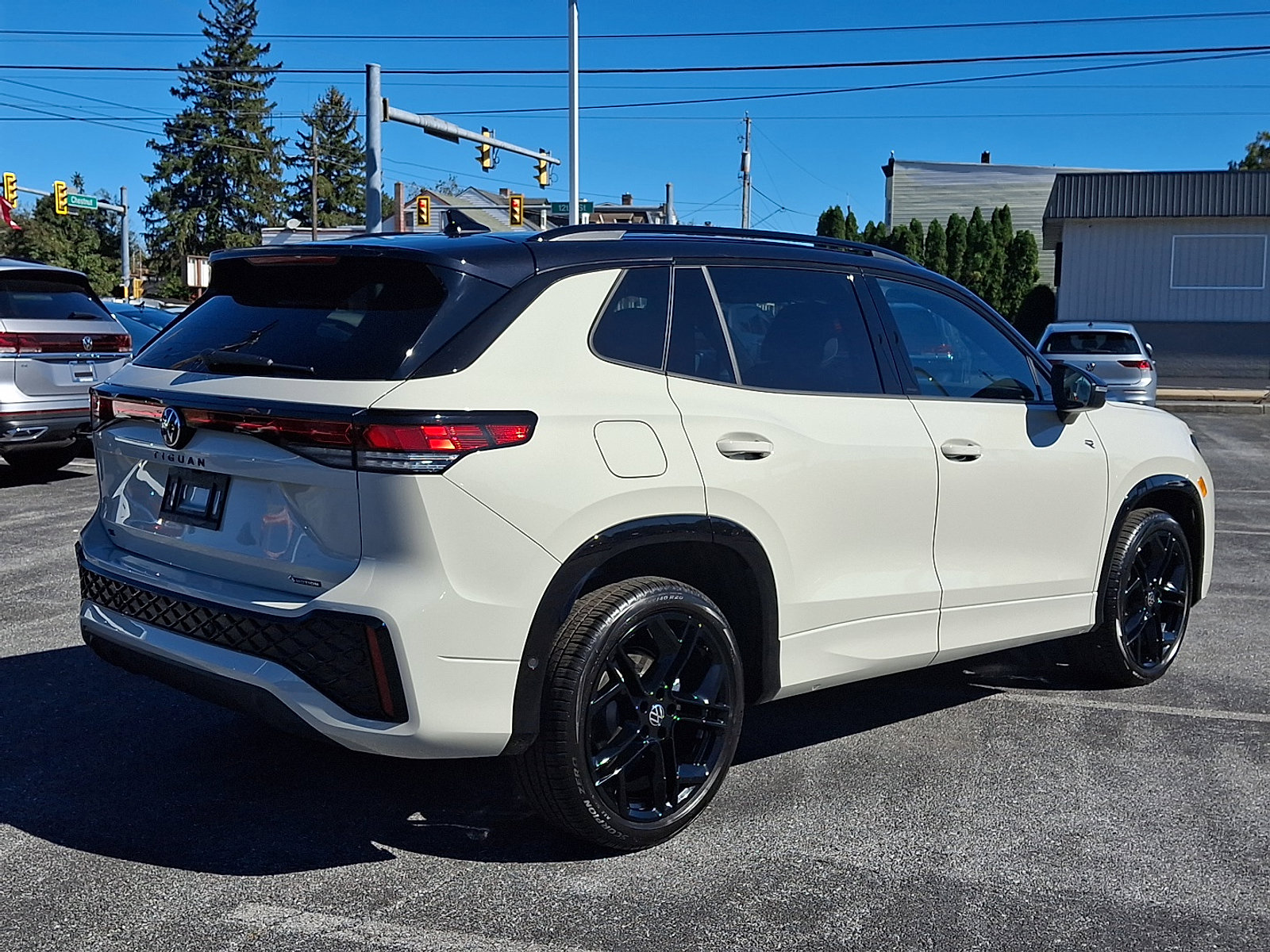 New 2025 Volkswagen Tiguan SE R-Line image 5