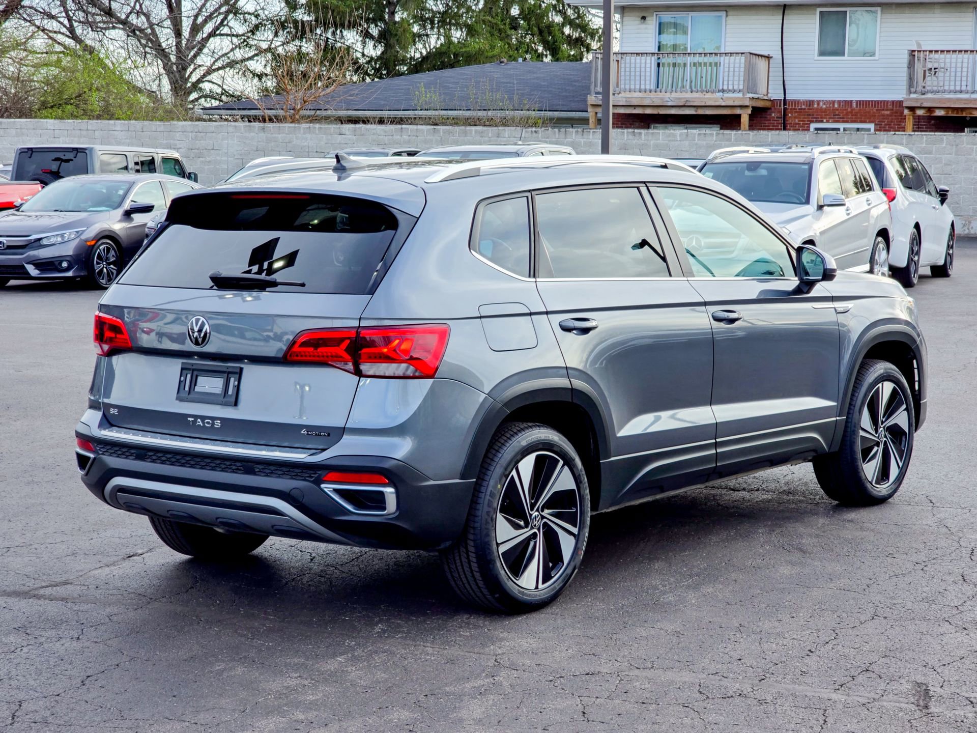 Used 2024 Volkswagen Taos SE w/ Panoramic Sunroof Package image 17