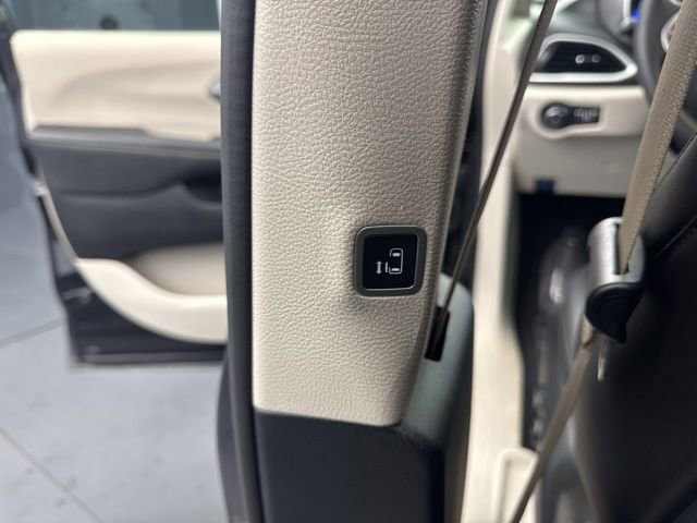 Used 2024 Chrysler Pacifica Touring-L image 42