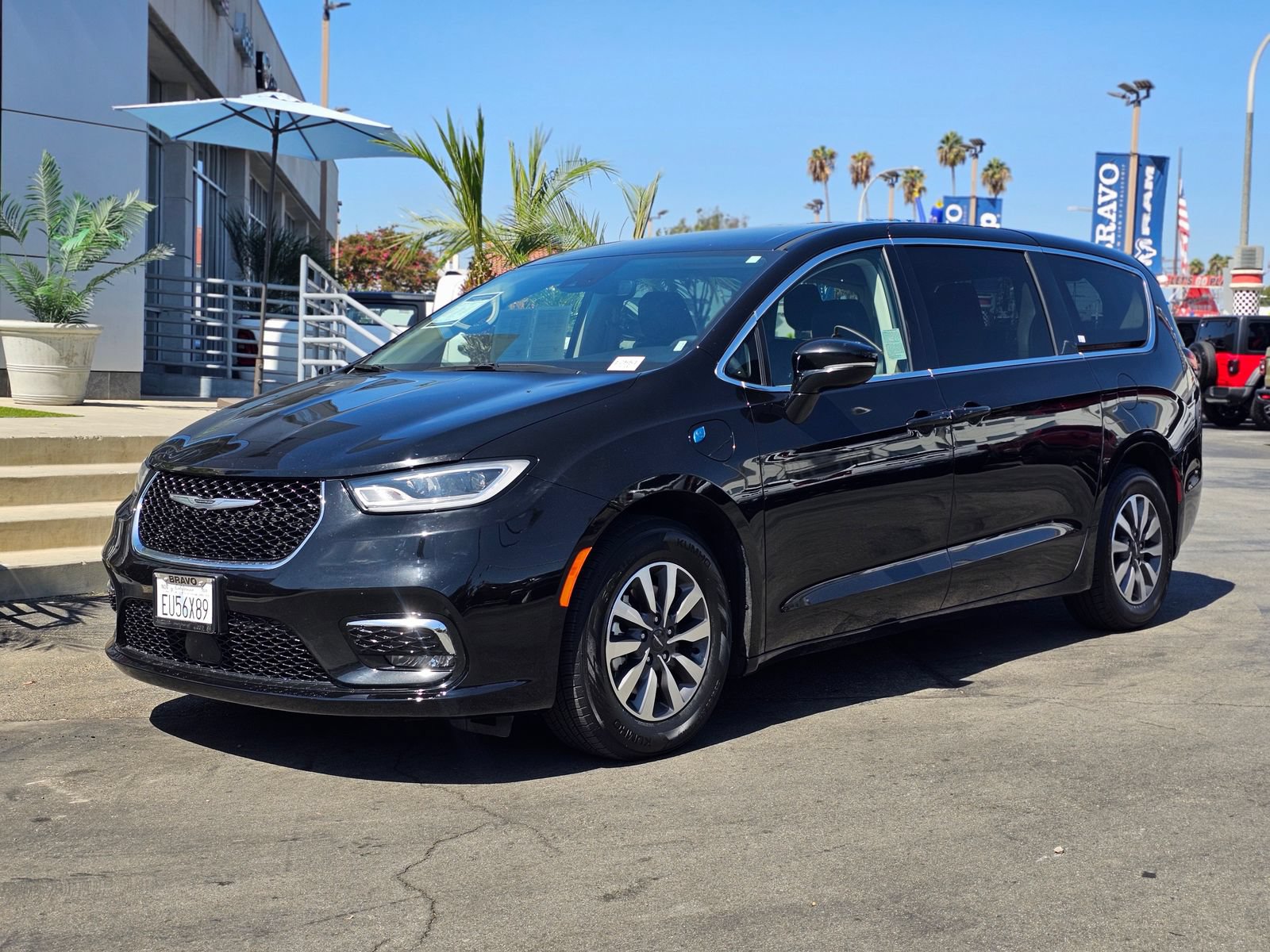Used 2024 Chrysler Pacifica Limited FWD image 4