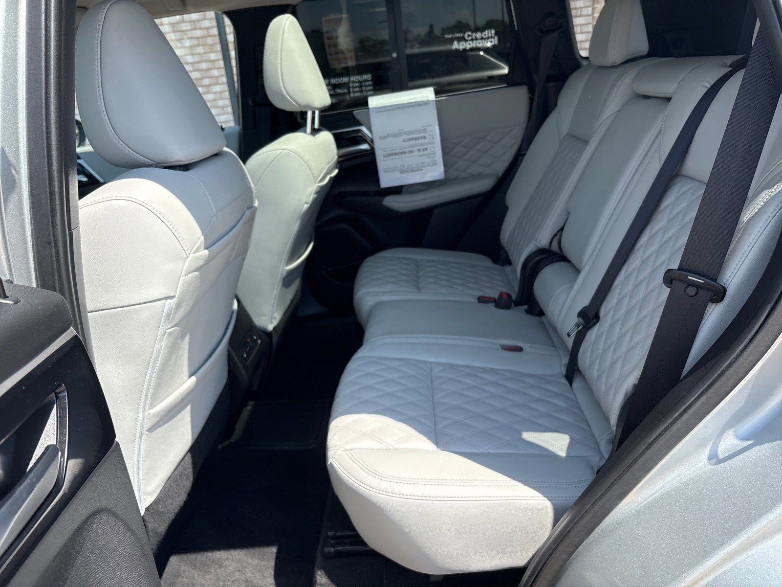 Used 2024 Mitsubishi Outlander 4WD Plug-In Hybrid image 4