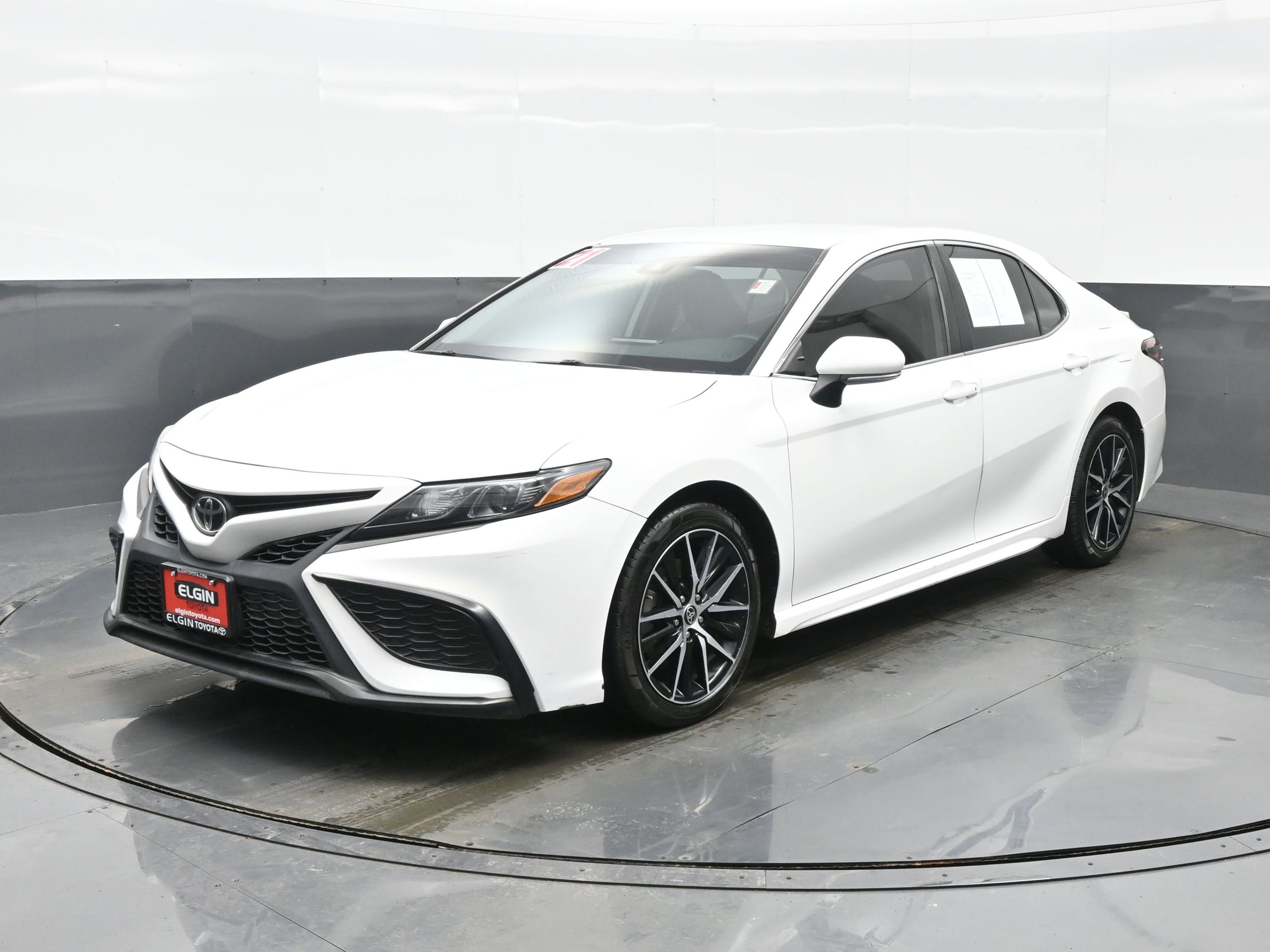 Used 2021 Toyota Camry SE w/ Cold Weather Package image 2
