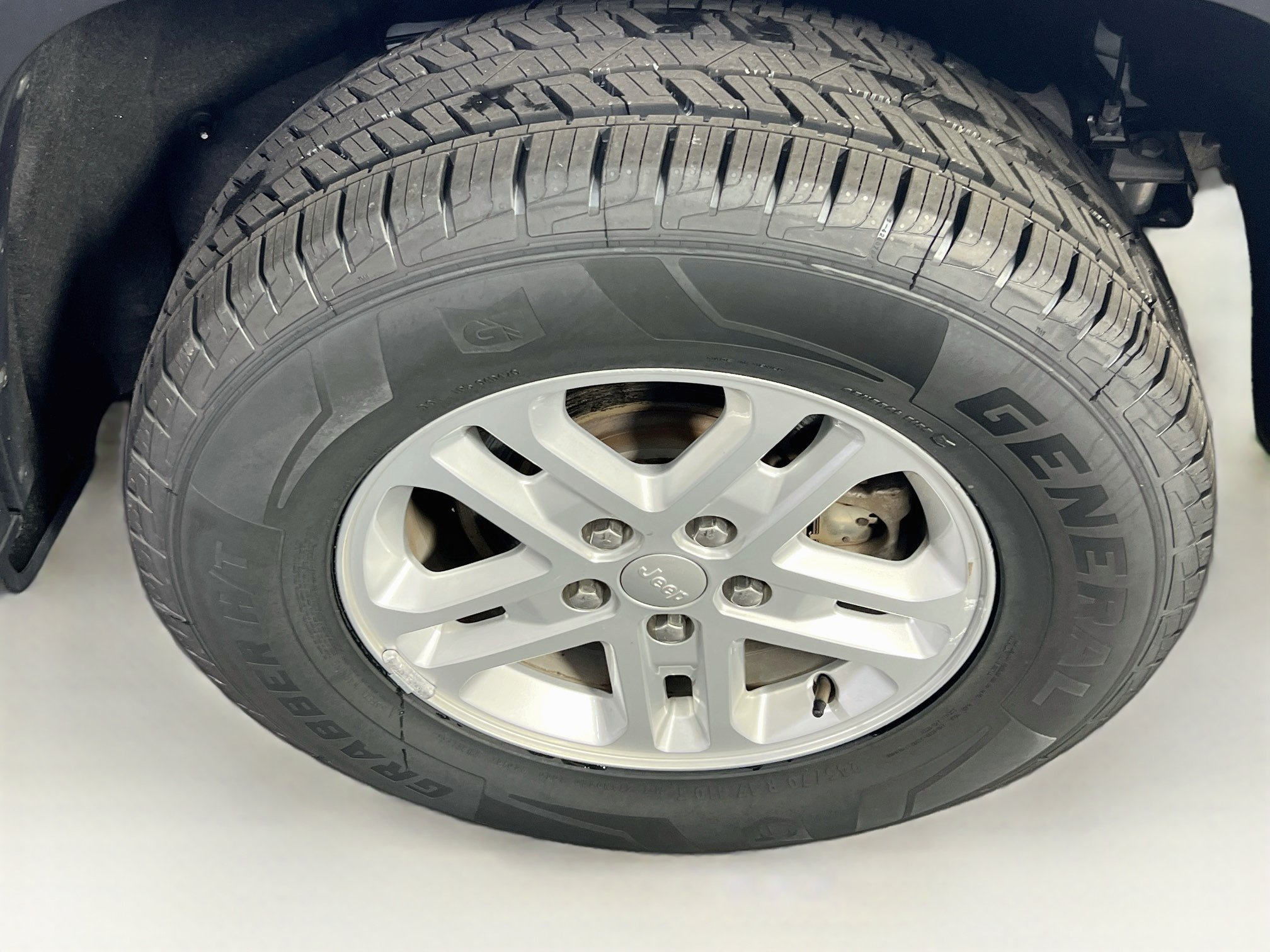 Used 2023 Jeep Grand Cherokee Laredo AWD/4WD image 28