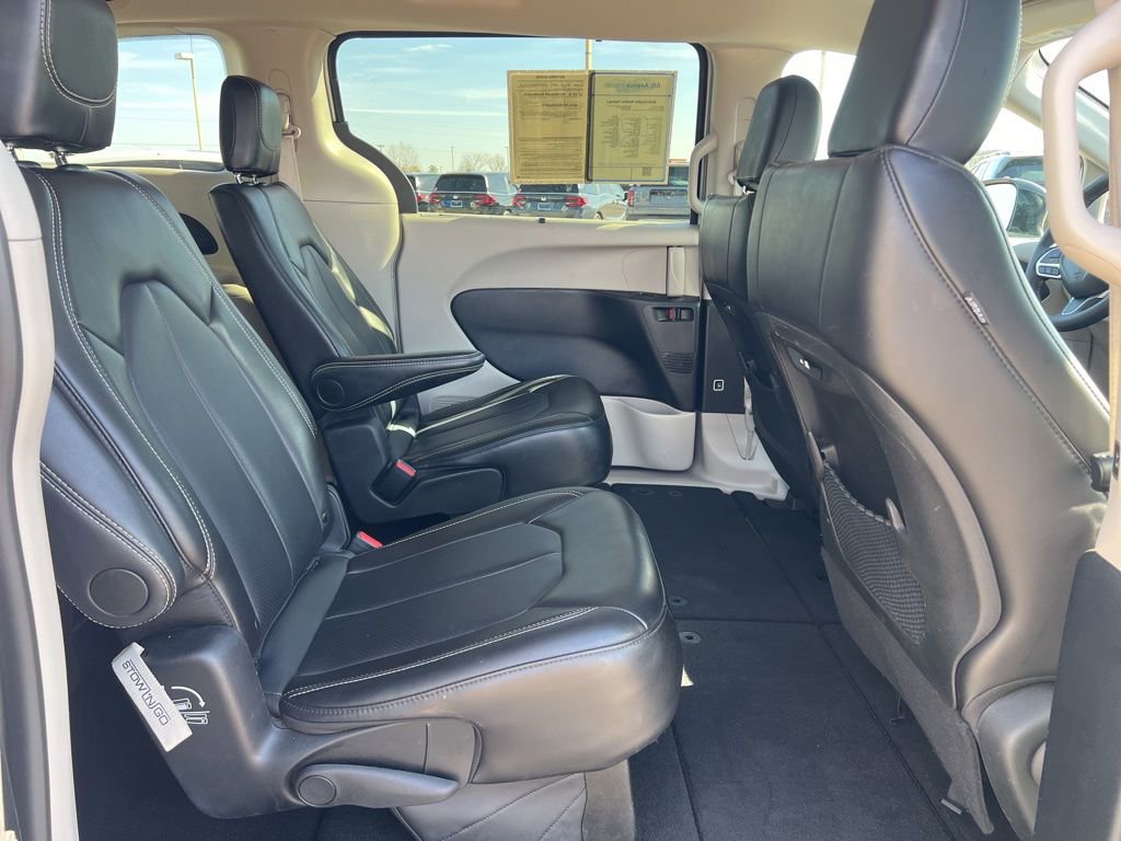 Used 2024 Chrysler Pacifica Touring-L image 25