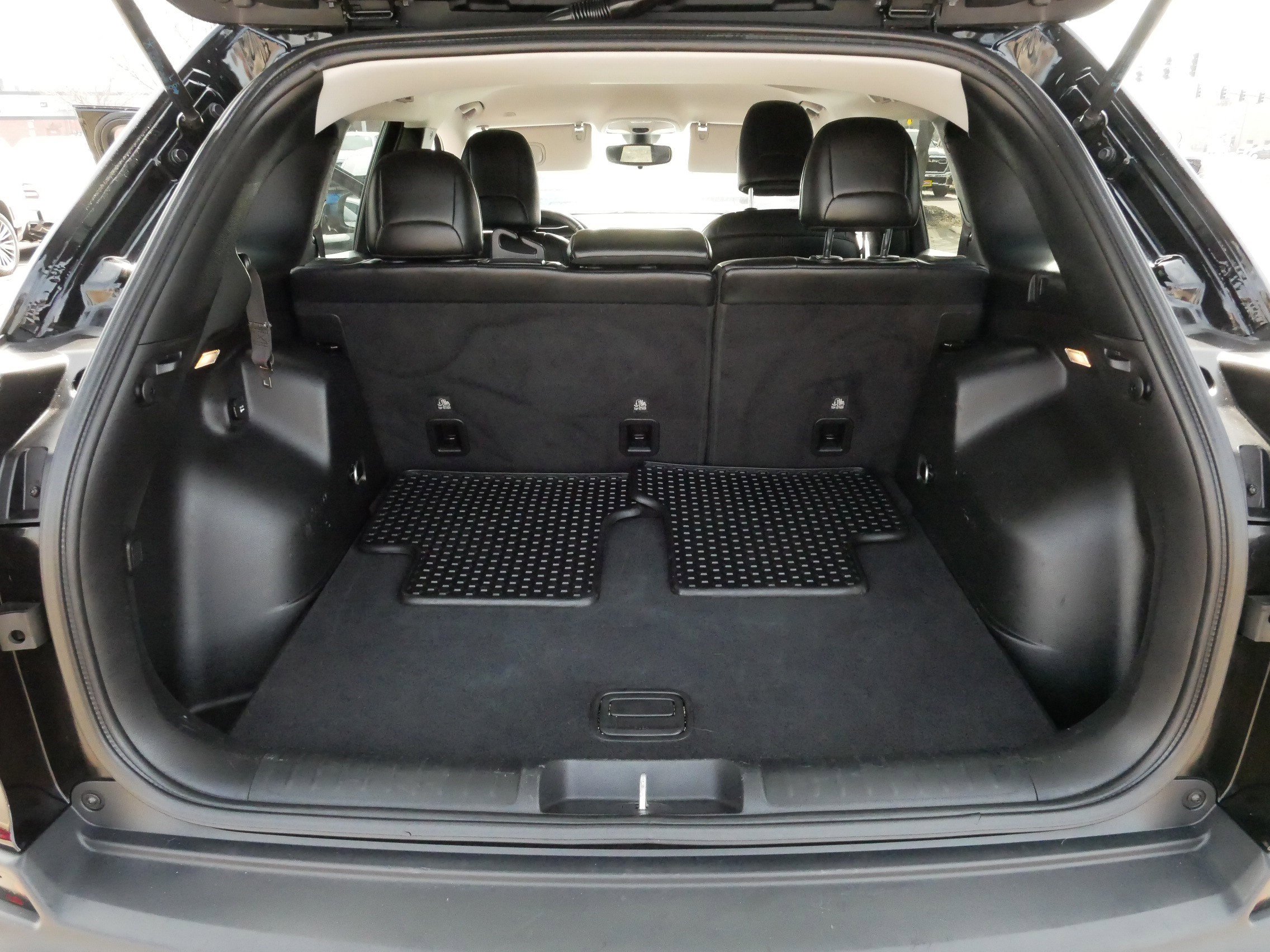 Used 2019 Jeep Cherokee Trailhawk w/ Cold Weather Group image 21