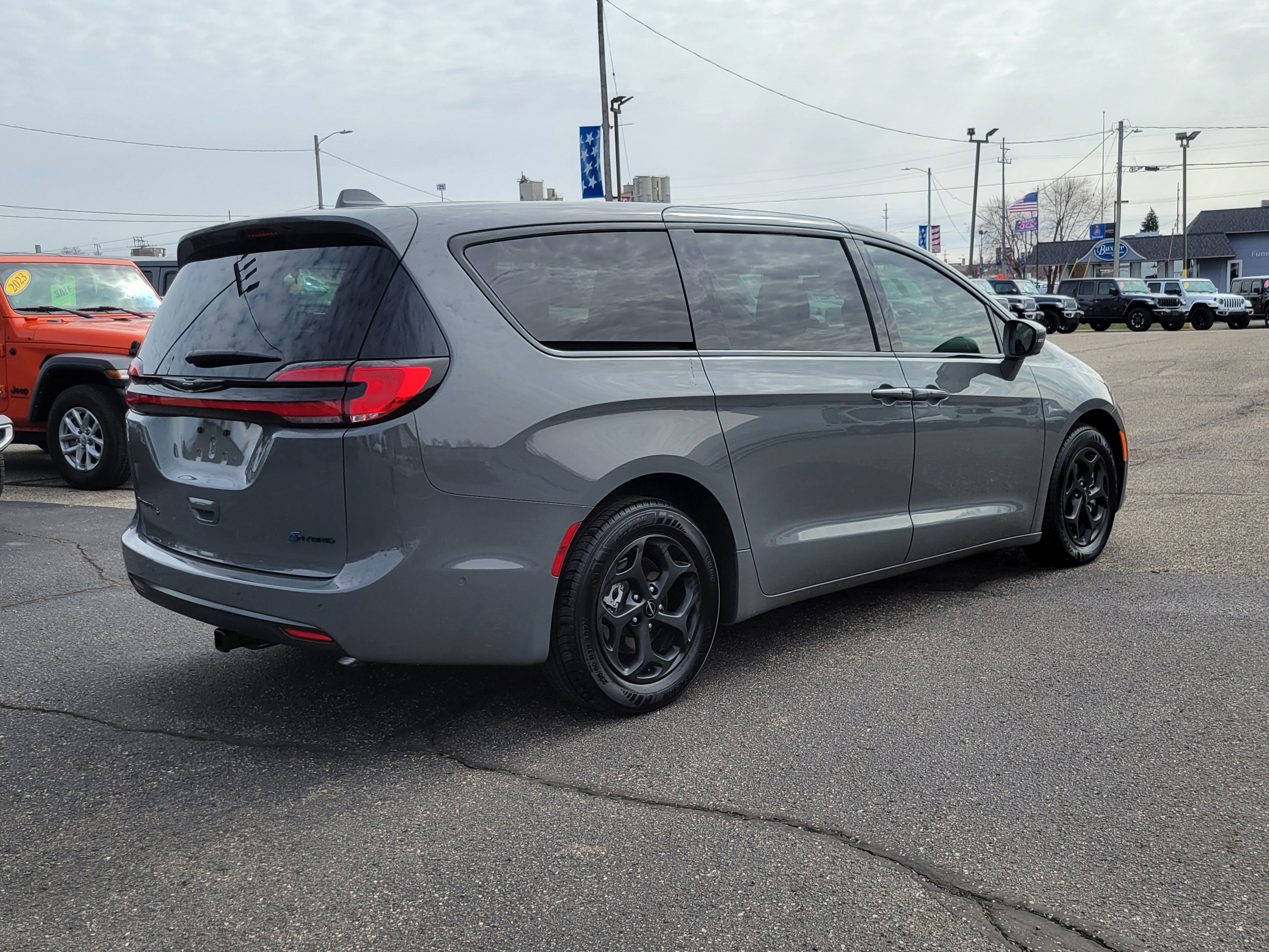 Used 2022 Chrysler Pacifica Limited w/ S Appearance Package image 4