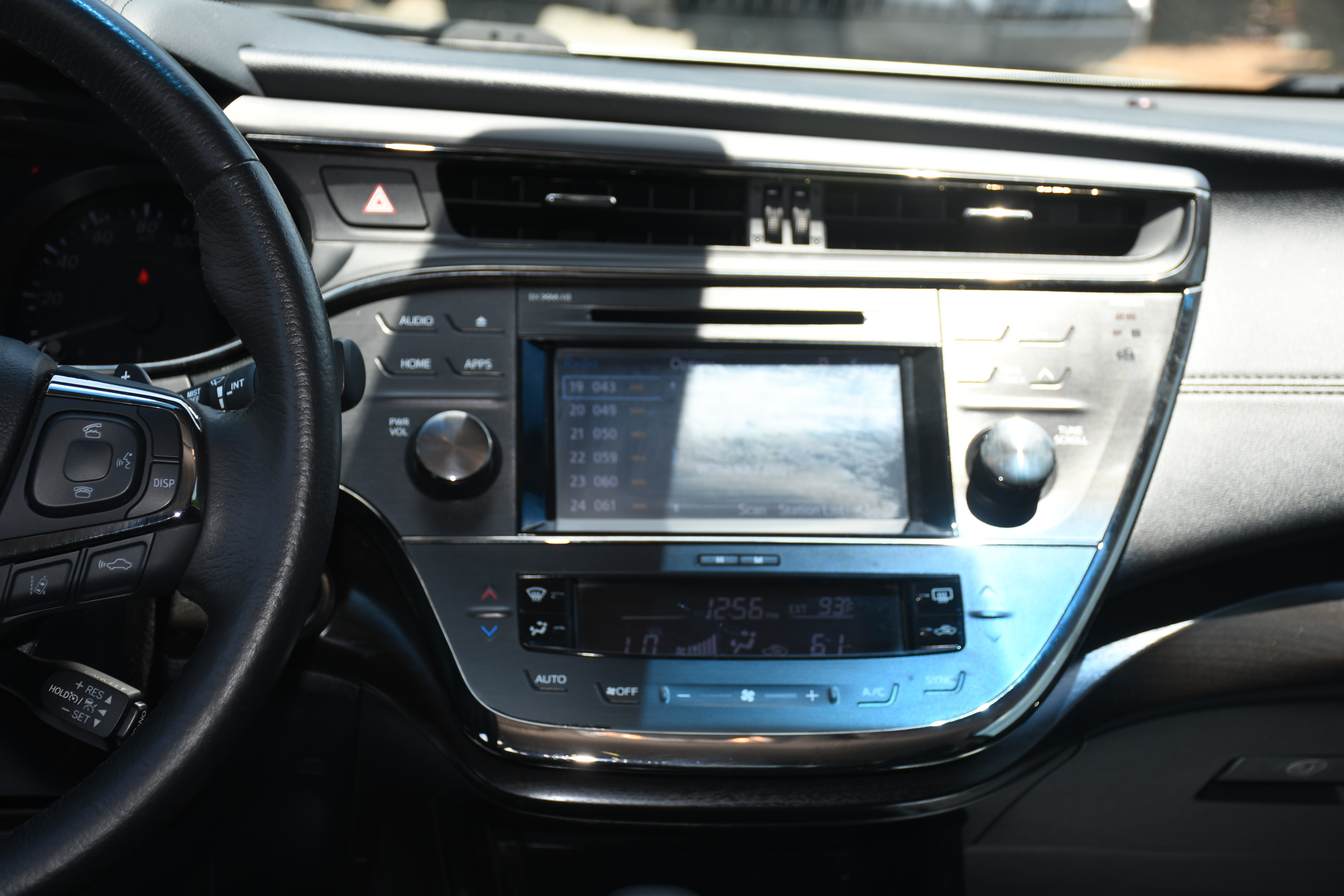 Used 2018 Toyota Avalon XLE FWD image 16