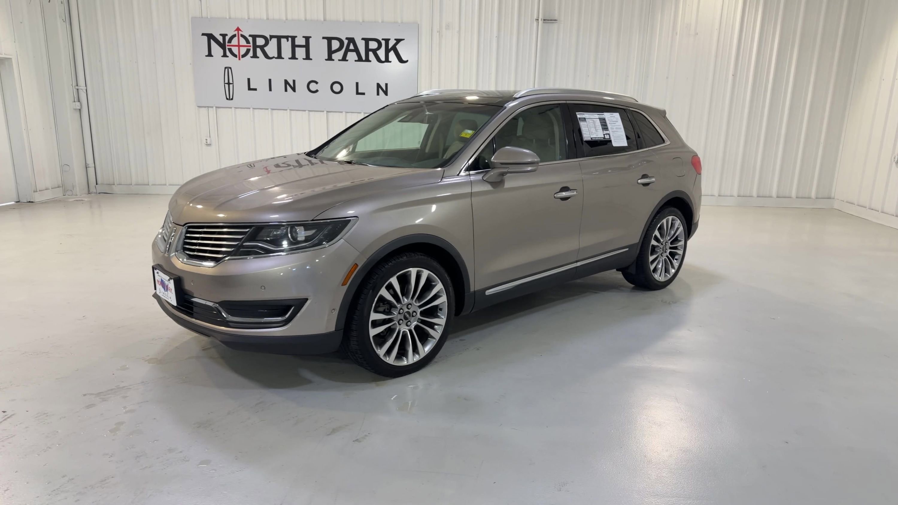 Used 2018 Lincoln MKX Reserve w/ Driver Assistance Package FWD image 5
