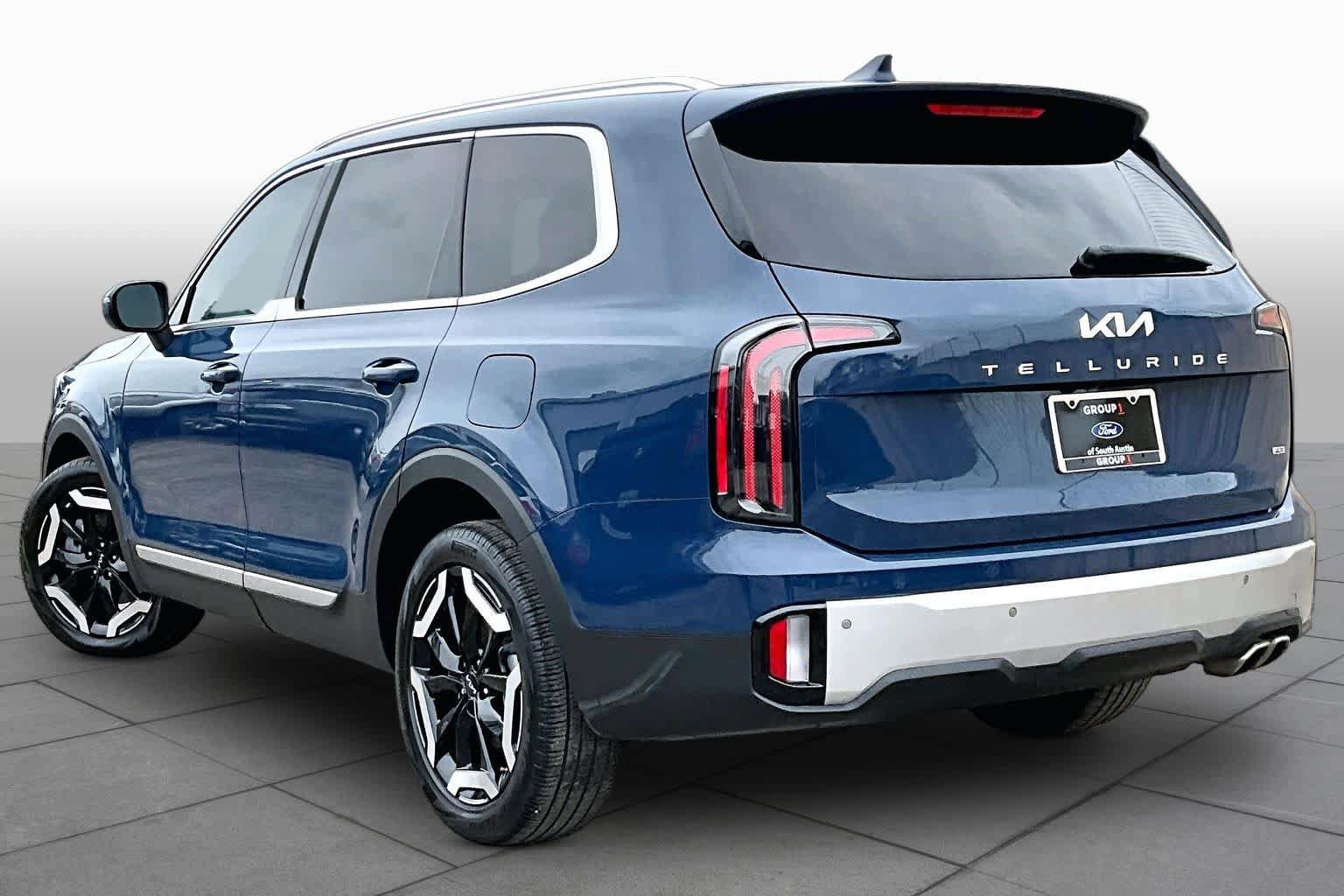 Used 2024 Kia Telluride EX w/ EX Captain's Chair Package AWD/4WD image 12