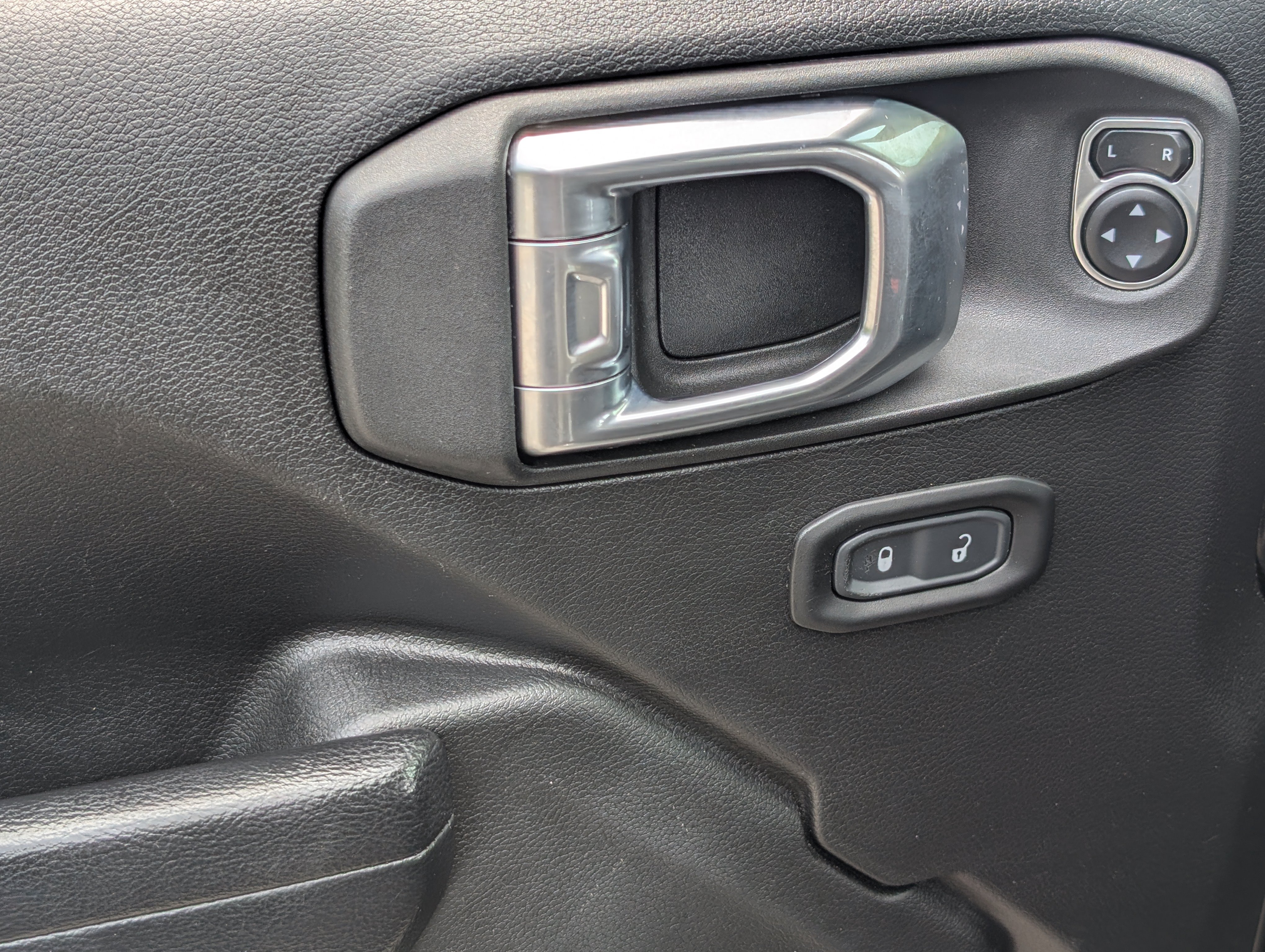 Used 2023 Jeep Wrangler Unlimited w/ Cold Weather Group AWD/4WD image 15