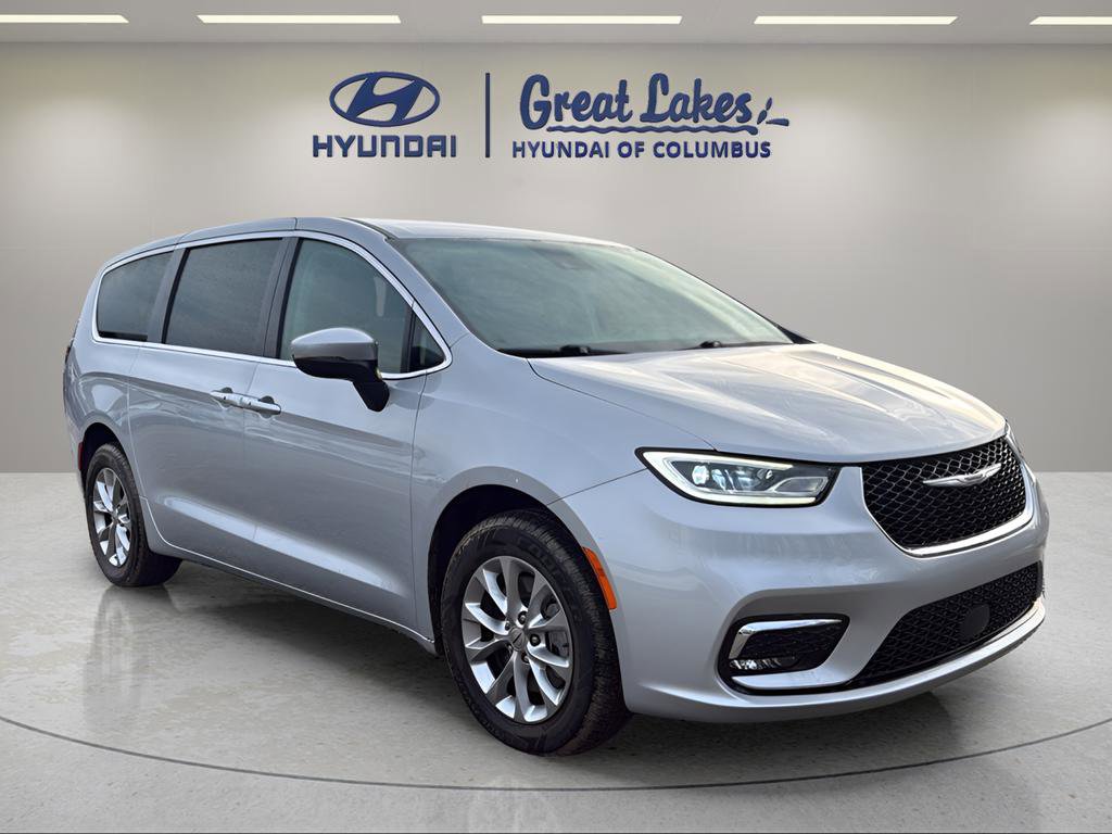 Used 2023 Chrysler Pacifica Touring-L image 7