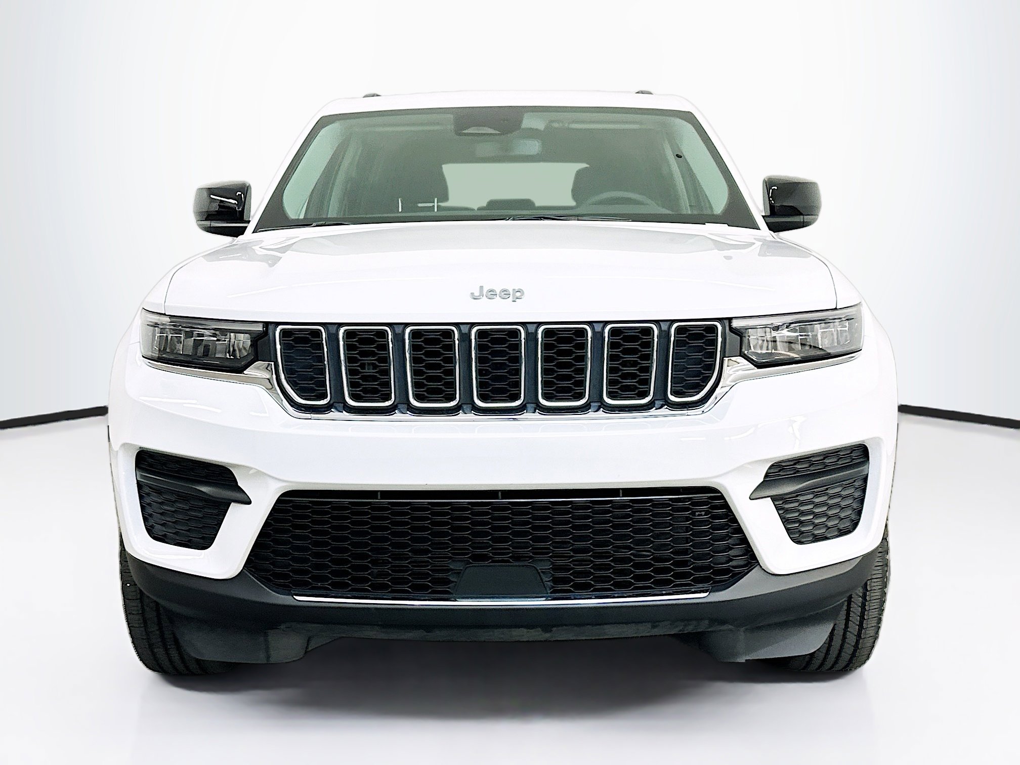 Used 2023 Jeep Grand Cherokee Laredo AWD/4WD image 2