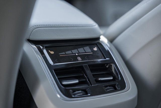 Certified 2023 Volvo XC60 B6 Ultimate w/ Protection Package Premier image 32