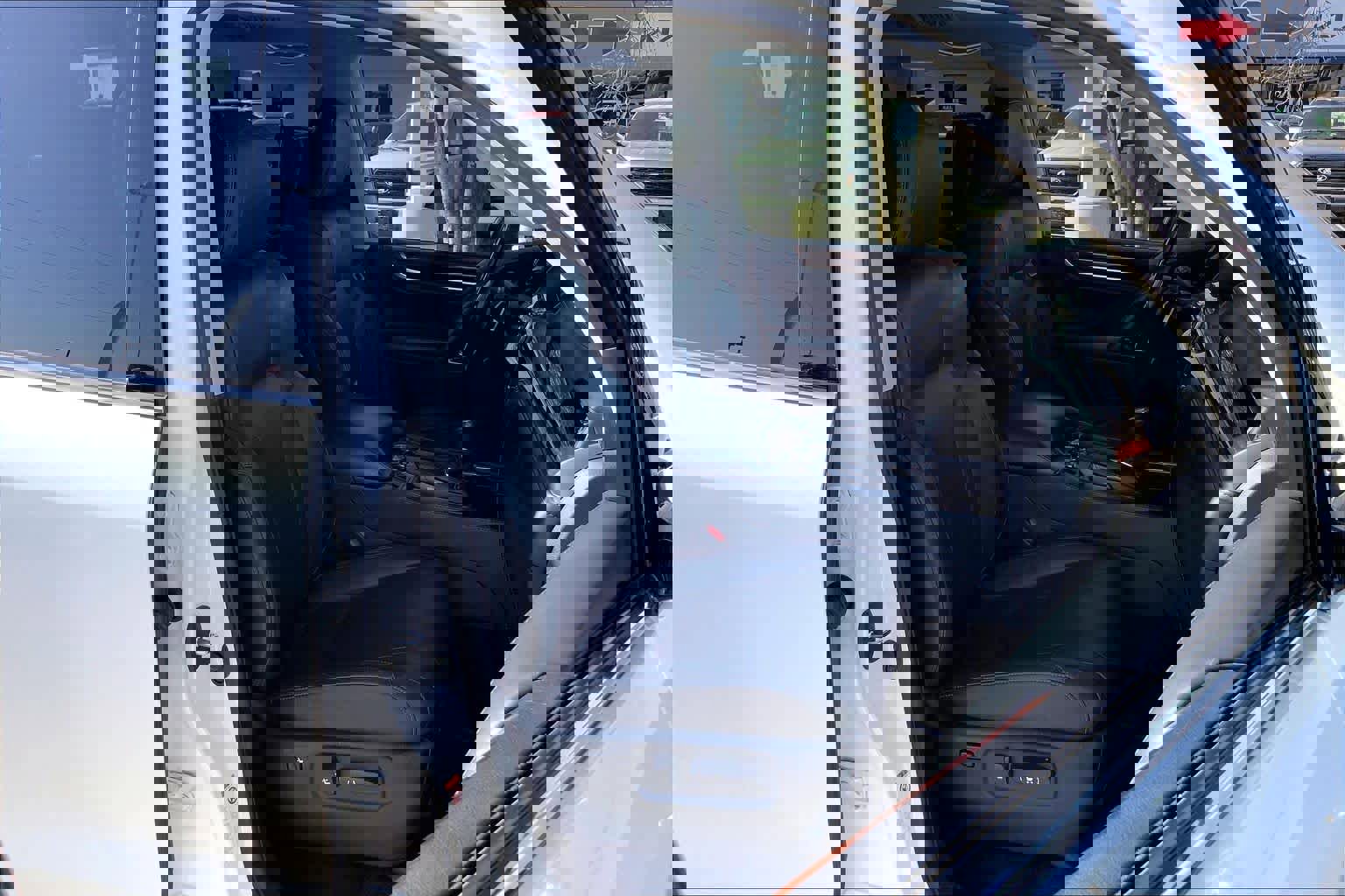 Used 2017 Lexus LX 570 4WD w/ Luxury Package image 9