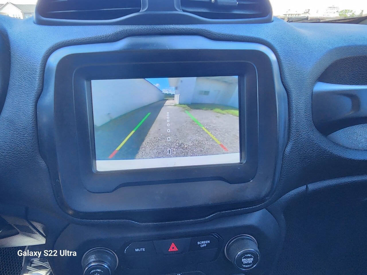 Used 2018 Jeep Renegade Latitude FWD image 15