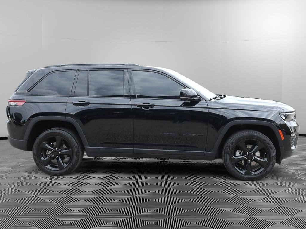 Used 2023 Jeep Grand Cherokee Limited w/ Black Appearance Package AWD/4WD image 8